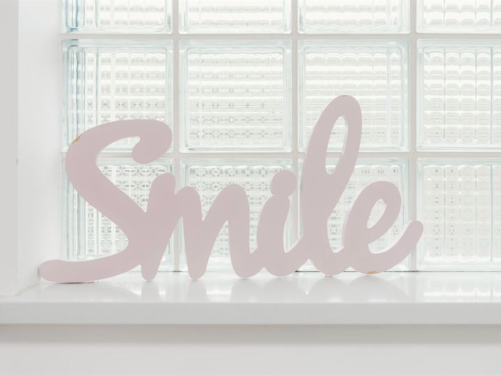 Letrero Smile junto a la ventana de una clínica