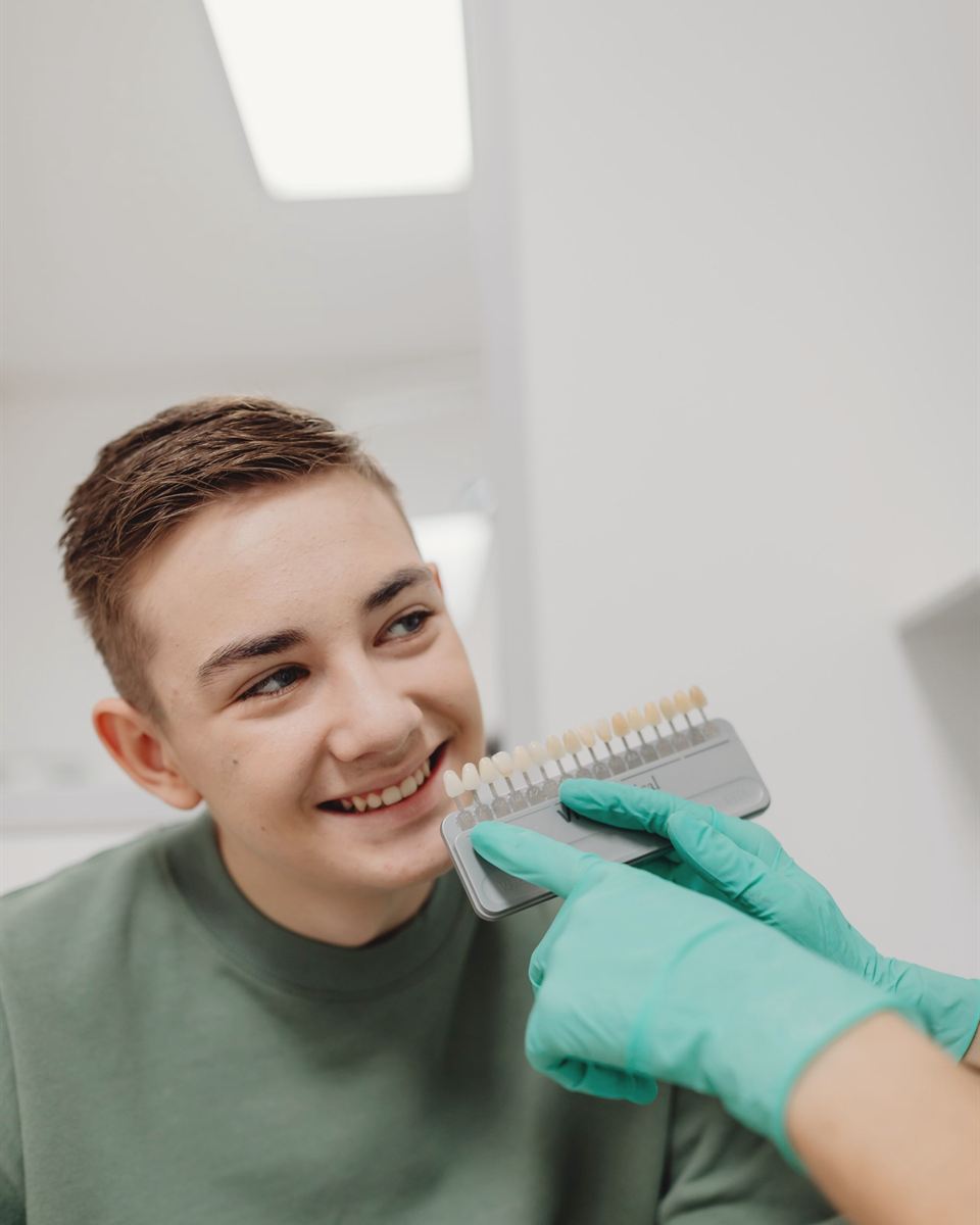 Adolescente sonriendo durante su control dental