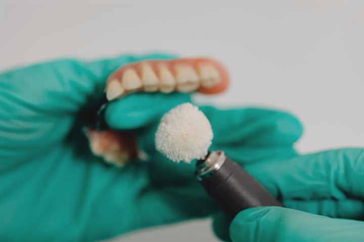 Especialista puliendo una prótesis dental