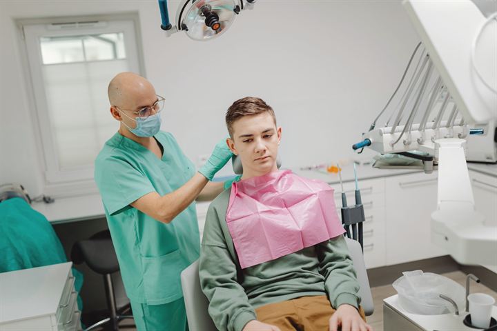 Dentista preparando la atención de un paciente
